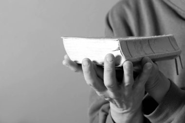  İncil 'i tutan kadın, dini kavram. 