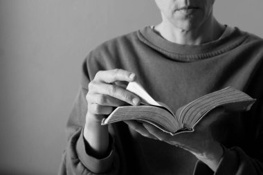  İncil 'i tutan kadın, dini kavram. 