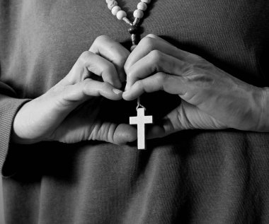 Tespihi olan adam kalp hareketi yapıyor.