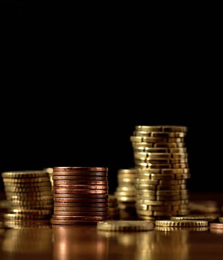 Masada birikmiş bozuk paralar ve bulanık arkaplan