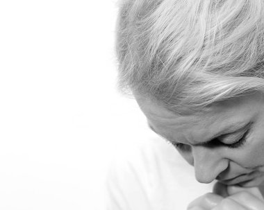 Genç bir kadın beyaz arka planda dua ediyor 