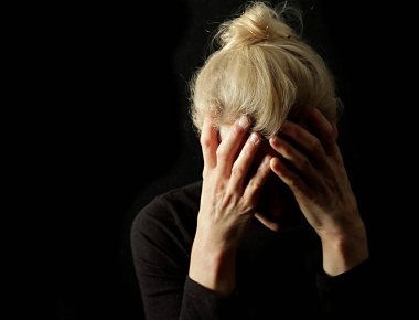 genç kadın siyah arka plan üzerine dua 