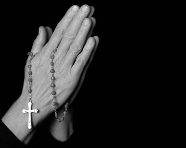 Siyah arkaplan üzerinde çapraz eller