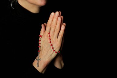 Siyah arkaplan üzerinde çapraz eller