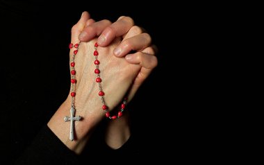 Siyah arkaplan üzerinde çapraz eller