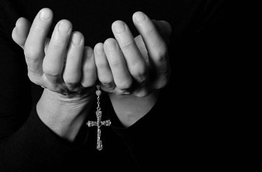 Siyah arkaplan üzerinde çapraz eller