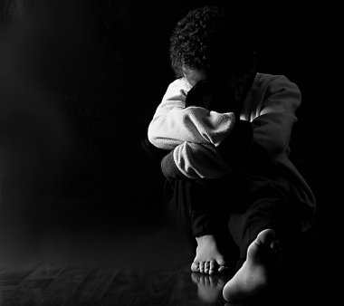 Siyah arka plandaki yalnız Afrikalı Amerikalı çocuk. 