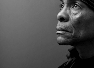 Dua eden adamın yakın görüntüsü, stüdyo çekimi.