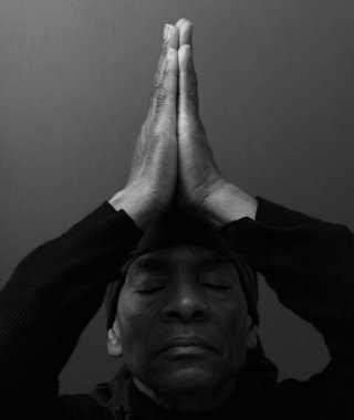 Dua eden adamın yakın görüntüsü, stüdyo çekimi.