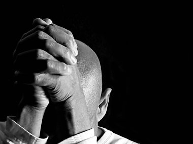 Dua eden adamın yakın görüntüsü, stüdyo çekimi.