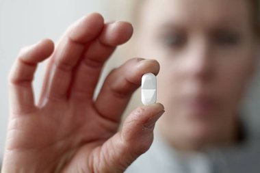 Kadın elinde hapla, yakın plan..       