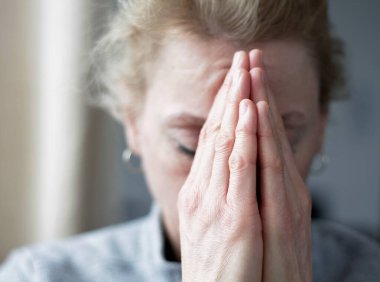 Tanrı 'ya dua eden bir kadın. 