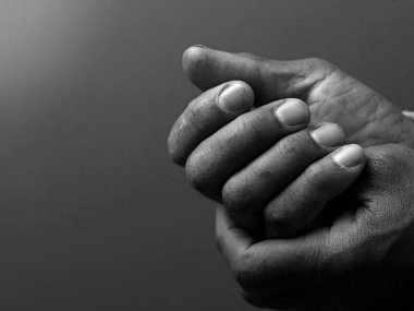 Afrika kökenli Amerikalı bir adamın dua edişine yakından bakın.