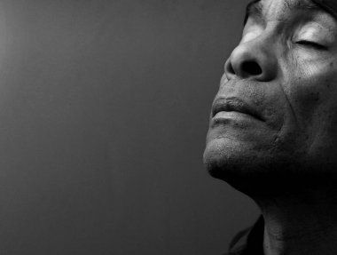 Dua eden adamın yakın görüntüsü, stüdyo çekimi.