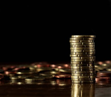 siyah arka plan üzerinde paralar