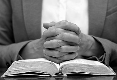İnsanların ellerini kitapla ve dualarla kapat.