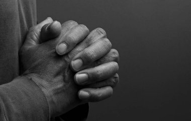 Afrika kökenli Amerikalı bir adamın dua edişine yakından bakın.