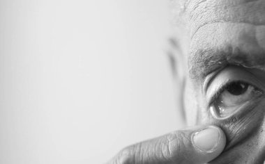 Stüdyo çekiminde adamın gözünü kapat. 