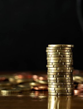 Siyah arkaplanda para ve saat yığını, iş konsepti