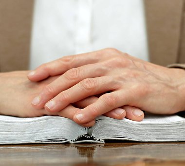 Dindar adam İncil 'le Tanrı' ya dua ediyor.