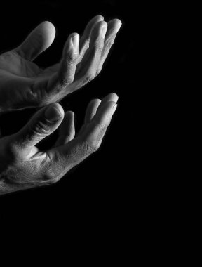 Afrika kökenli Amerikalı bir adamın dua edişine yakından bakın.