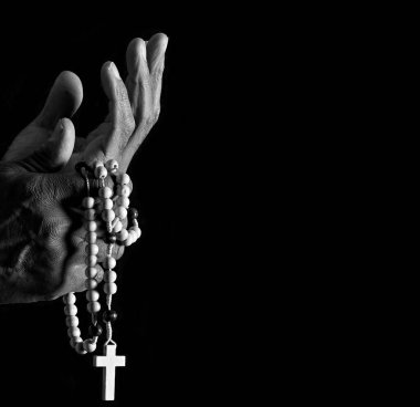 Afro-Amerikan bir adamın tespihle dua edişine yakından bakın. 