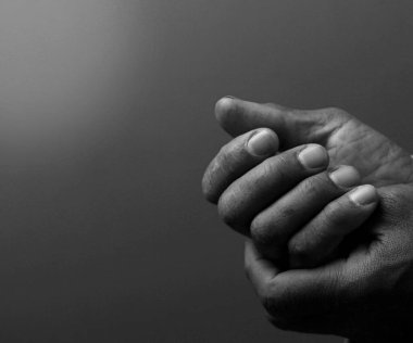 Kesilmiş eller. Adam dua ediyor 