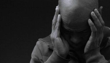 Stüdyodaki stresli ve üzgün adamı kapatın. 