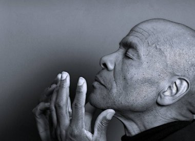 Müslüman adam iki eli havada dua ediyor. siyah beyaz fotoğraf 