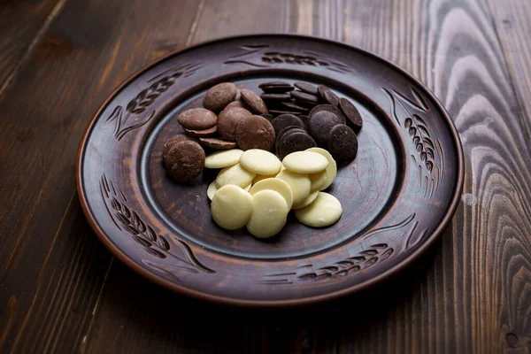 Черный Белый Шоколад Глиняной Тарелке — стоковое фото