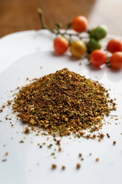 Blandning Kryddor Vit Tallrik Kryddor Och Ingredienser För Matlagning Ingredienser — Stockfoto