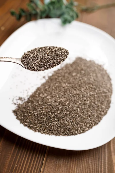 Rohe Schwarze Quinoa Samen Auf Teller Und Löffel — Stockfoto