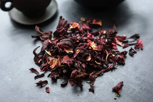 Chá Hibisco Vermelho Com Conjunto Pratos Barro Fundo Escuro — Fotografia de Stock