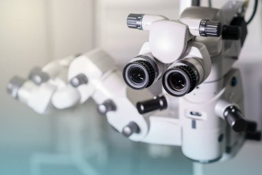 Ameliyathanede doktorlarla birlikte cerrahi mikroskop. Oftalmoloji kliniği. Mikro optik ekipman