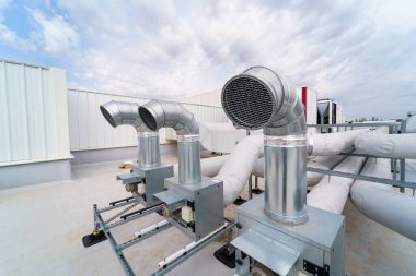 Büyük bir sanayi binasının havalandırma ve havalandırma sistemi çatıda yer almaktadır. Havalandırma, havalandırma, duman giderme ve havalandırmadan oluşuyor.