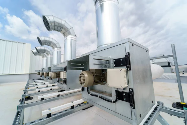 Egy Nagy Ipari Épület Légkondicionáló Szellőztető Rendszere Tetőn Található Légcsatornákból — Stock Fotó