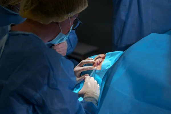 Een Dokter Voert Een Oogoperatie Uit Vrouwelijke Chirurg Injecteert Het — Stockfoto