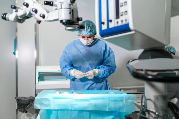 Ärztin Bereitet Sich Auf Augenoperation Vor Augenklinik Mikrochirurgische Optische Geräte — Stockfoto