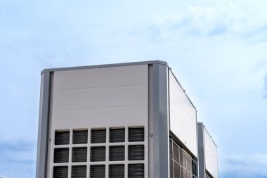 Multizon klima ve havalandırma sistemi. Büyük bir sanayi binasının çatısındaki açık hava birimleri..