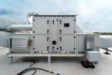 Multizon klima ve havalandırma sistemi. Büyük bir sanayi binasının çatısındaki açık hava birimleri. Endüstriyel hava kurutma makinesi.