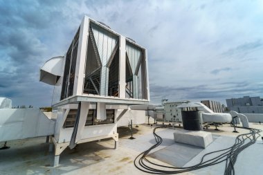 Multizon klima ve havalandırma sistemi. Büyük bir sanayi binasının çatısındaki açık hava birimleri. Endüstriyel havadan suya soğutucular