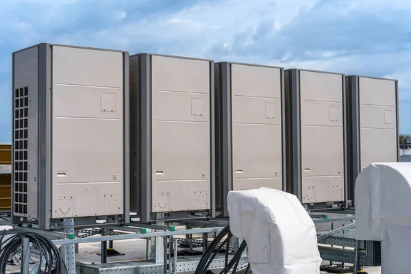 Multizon klima ve havalandırma sistemi. Büyük bir sanayi binasının çatısındaki açık hava birimleri..