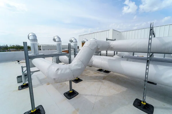 Sistema Aire Acondicionado Ventilación Una Gran Instalación Industrial Encuentra Azotea — Foto de Stock