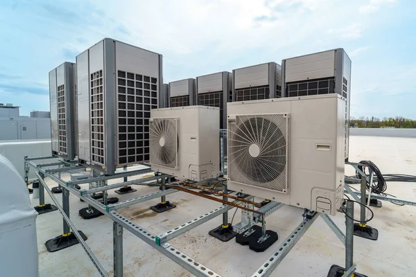 Multizone Condicionado Sistema Ventilação Unidades Exteriores Telhado Grande Edifício Industrial Fotos De Bancos De Imagens Sem Royalties