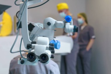 Ameliyathanede doktorlarla birlikte cerrahi mikroskop. Oftalmoloji kliniği. Mikro optik ekipman