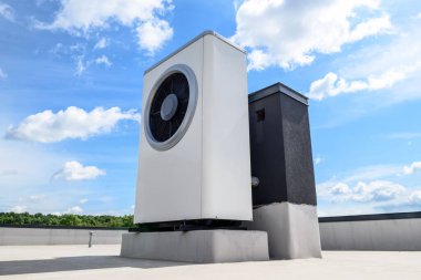 Evin çatısında güneş sistemleri için ısı pompası var. Suyu ısıtmak için alternatif enerji kaynağı kullanan bir sistem