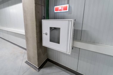 Yeni bir sanayi binasındaki yangın musluğu dolabı..