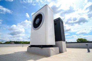 Evin çatısında güneş sistemleri için ısı pompası var. Suyu ısıtmak için alternatif enerji kaynağı kullanan bir sistem