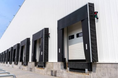 Bölgesel depo kapısı dağıtılmış bir merkeze yükleme ve boşaltma için. Kamyonlar için yükleme ve boşaltma alanları. Bir sanayi binasının inşaatı