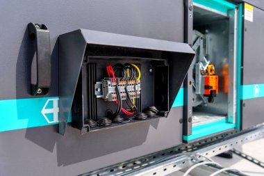 Büyük bir sanayi binasının havalandırma ve havalandırma sistemi çatıda yer almaktadır. Havalandırma, havalandırma, duman giderme ve havalandırmadan oluşuyor. Elektrik paneli yakın plan